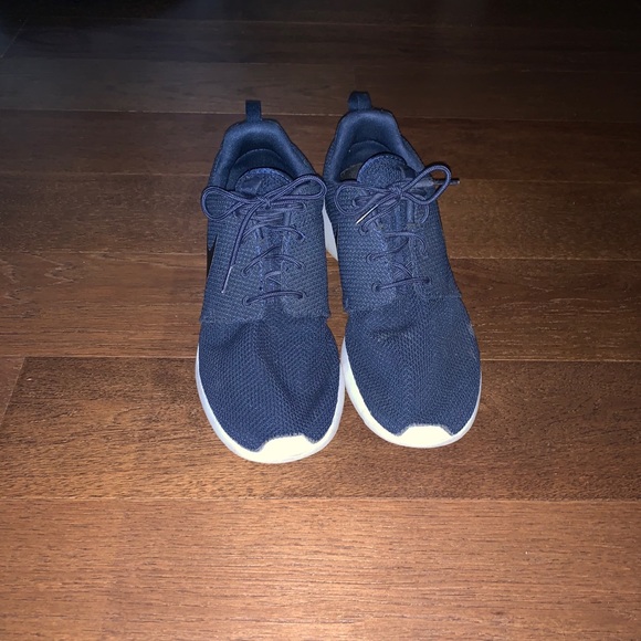 Nike Roshe Shoes - Picture 3 of 4